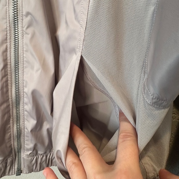 Lululemon Grey Lightweight Classic Fit Windbreaker Running Jacket - Size 10 EUC - Picture 3 of 8